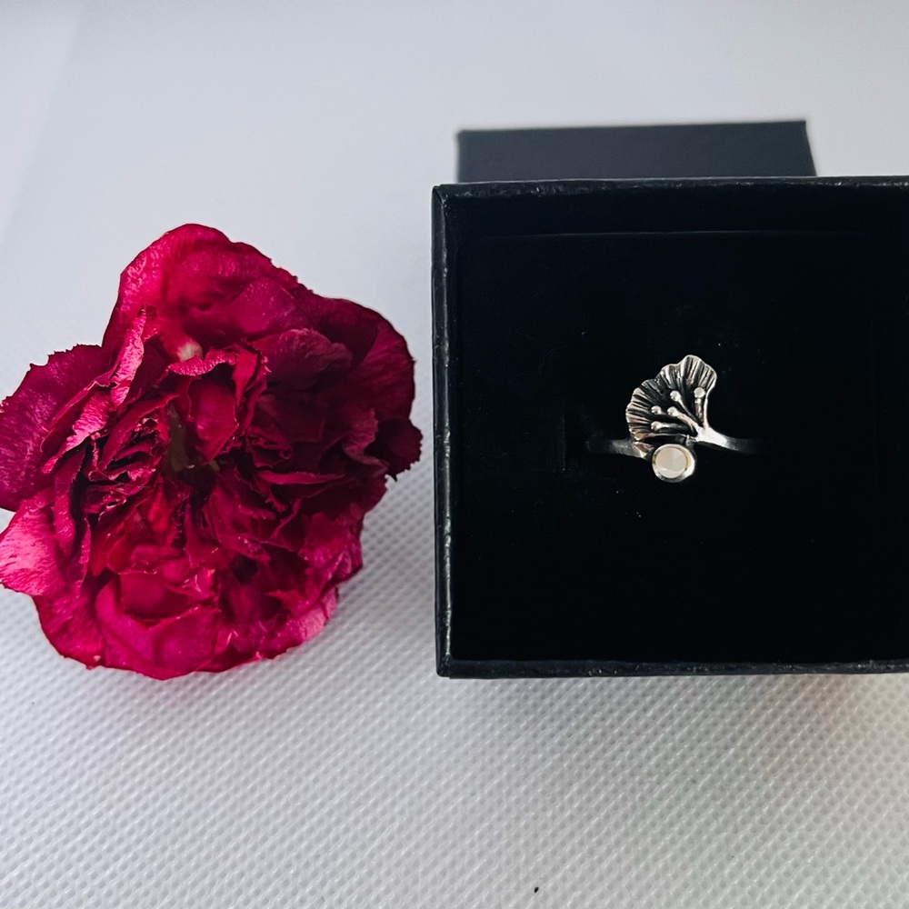 RARE! - Vintage 925 Silver Leaf Ring with Mother of Pearl - Size 8.5 - Like New!
